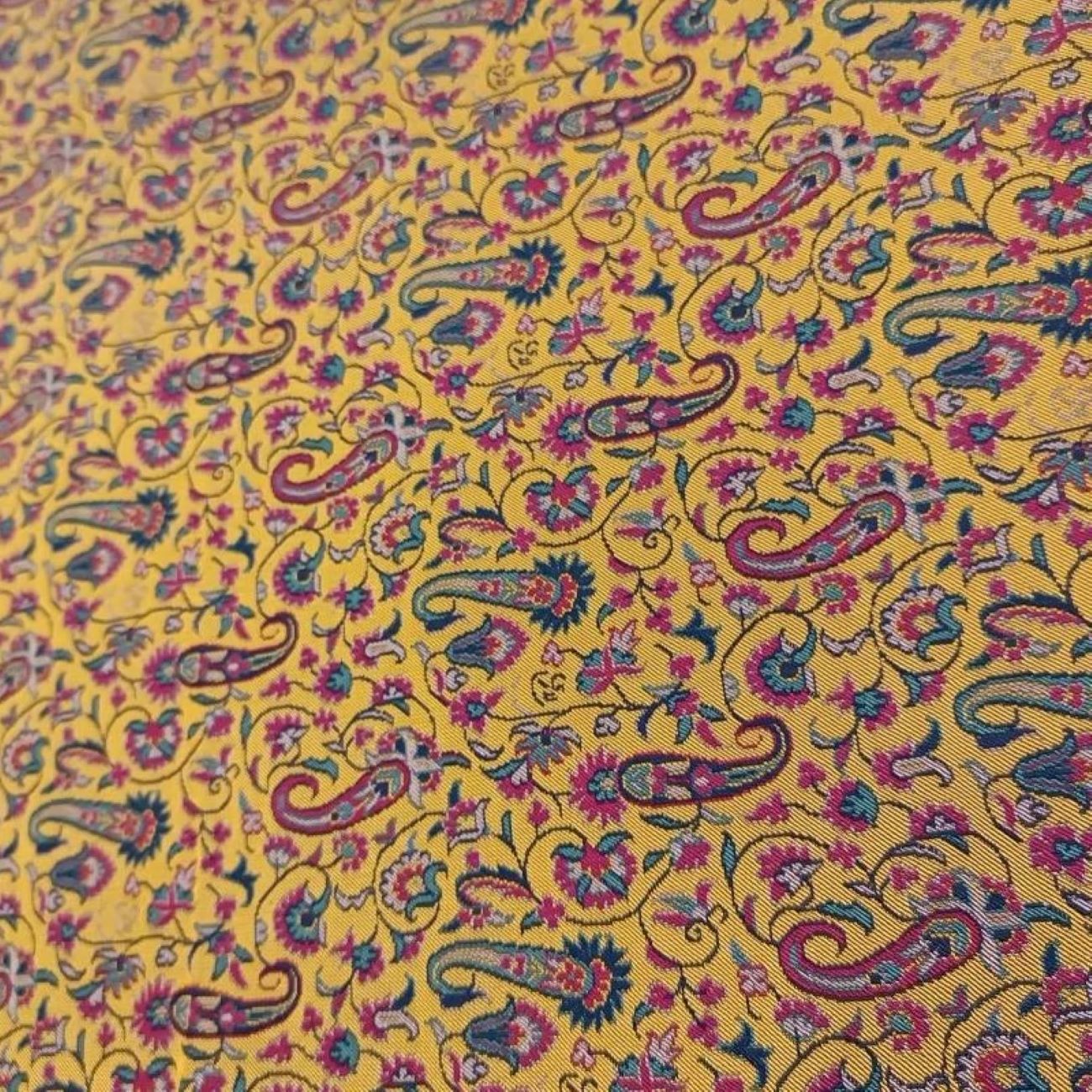 Tissu Termeh royal perse – Élégance tissée main de Yazd