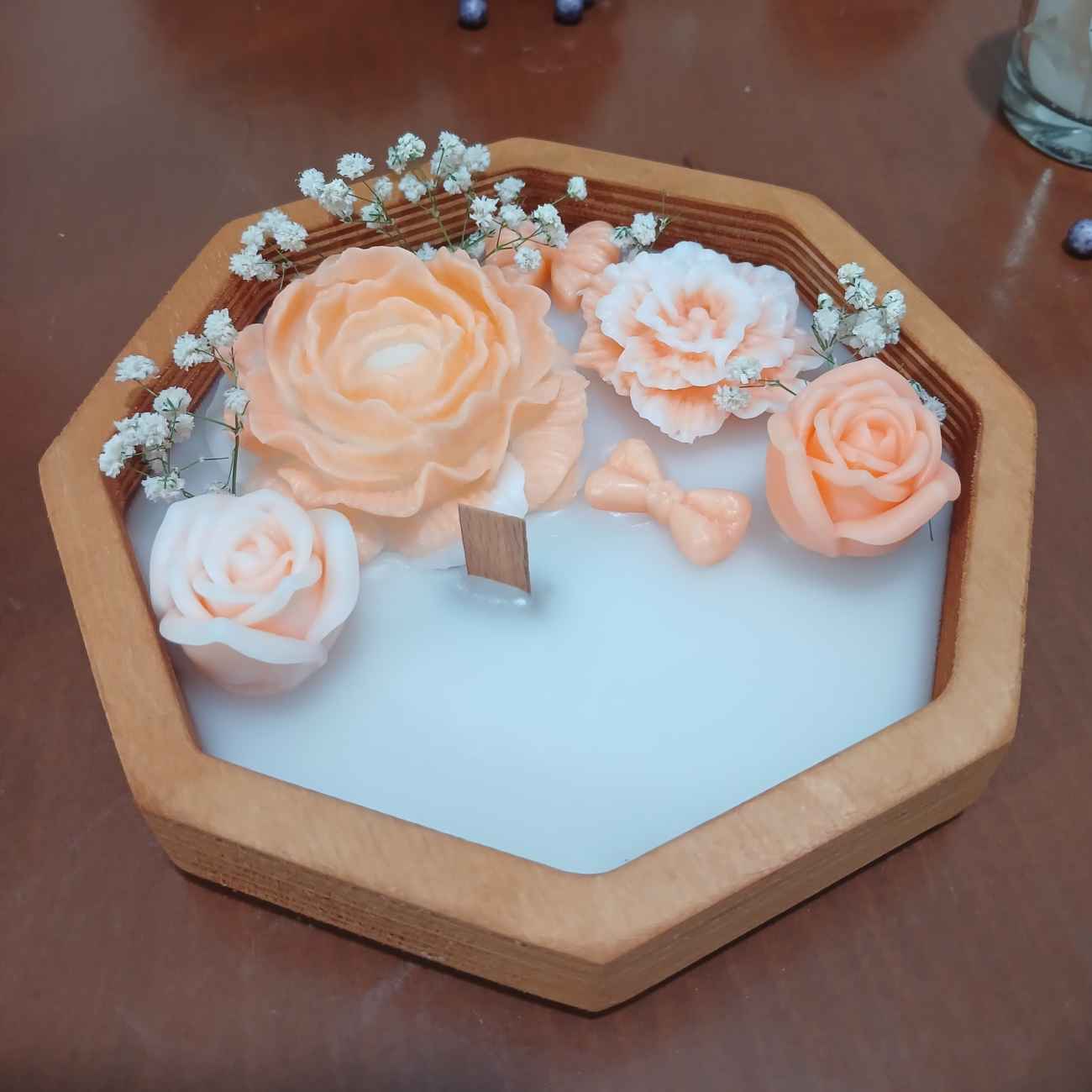 Bougie en Pot Bois Rustique – Fait Main, Adaptée pour Décoration avec Motif Rose Rose