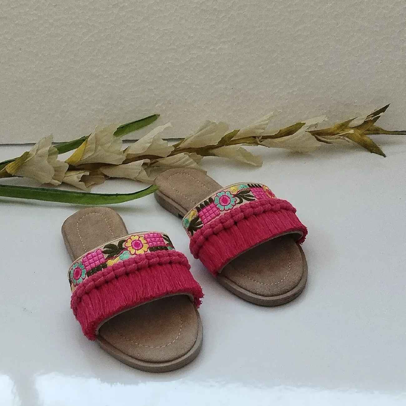 Chausson Macramé Stylé – Choix Idéal pour Fête et Sorties avec Motif Fleur Rose