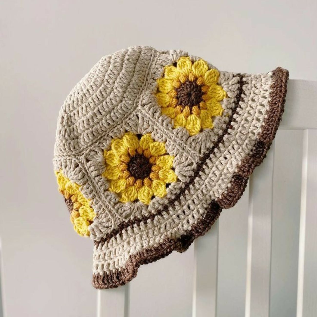 Chapeau seau au crochet tournesol – Doux et élégant