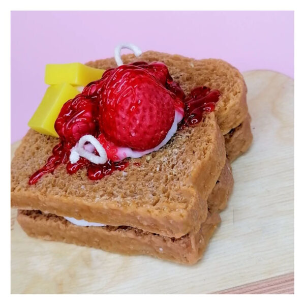 Bougie en forme de tranche de pain grillé avec confiture de fraise et beurre