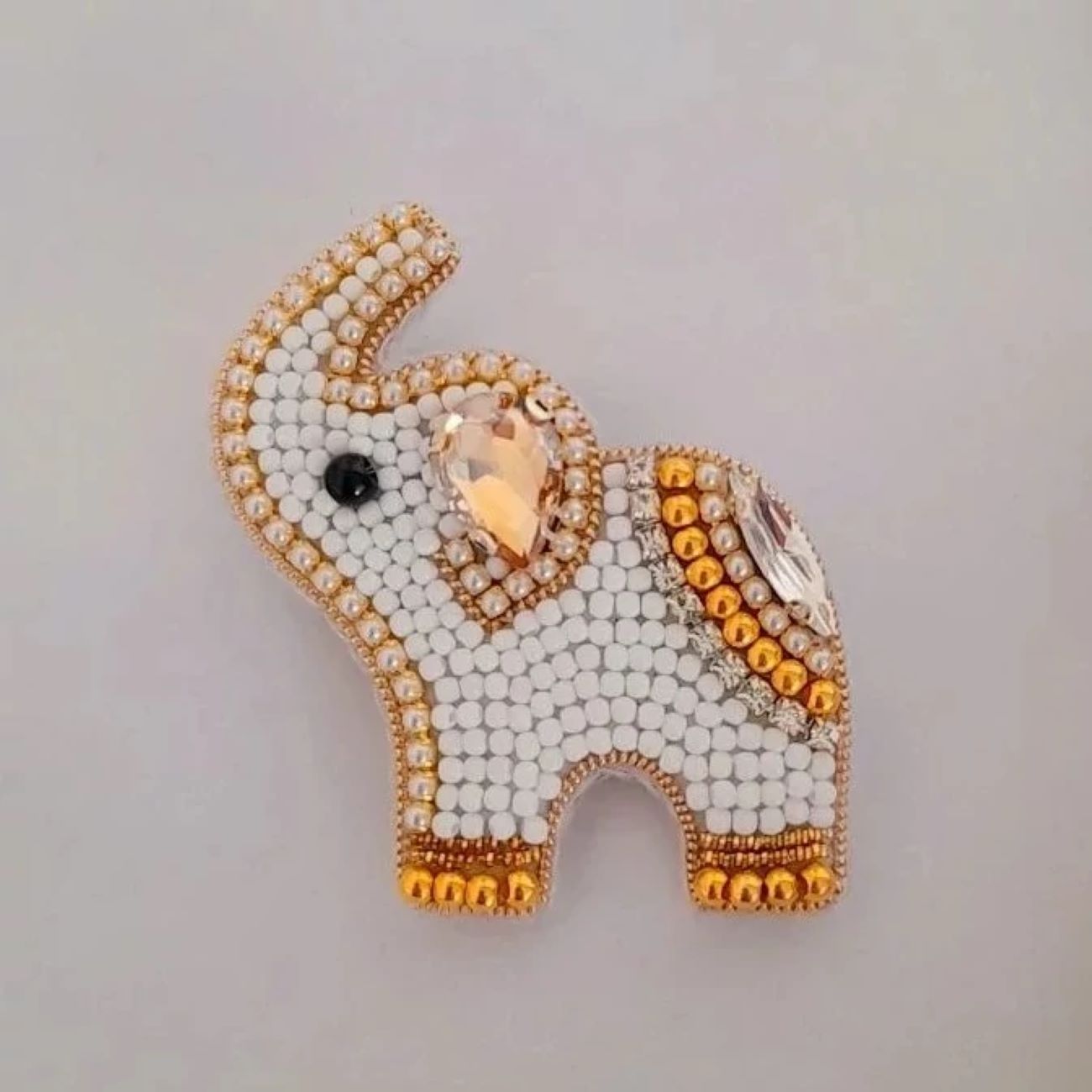 Broche éléphant perlée vive – belle et joyeuse