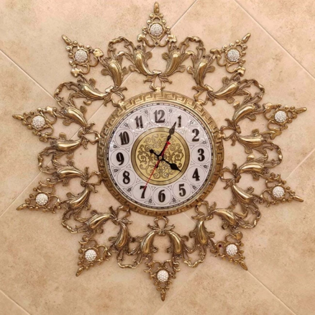 Horloge murale style vintage en laiton avec motif floral